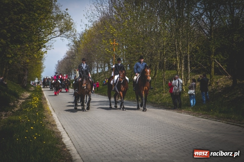 Zdjęcie w galerii na portalu naszraciborz.pl: Procesja konna w Pietrowicach Wielkich z premierem na pokładzie [FOTO i WIDEO] wiadomości z regionu