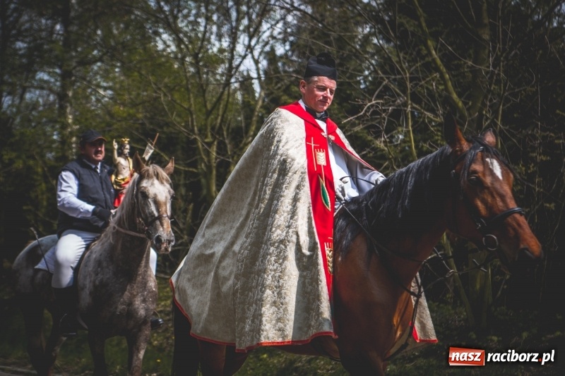 Zdjęcie w galerii na portalu naszraciborz.pl: Procesja konna w Pietrowicach Wielkich z premierem na pokładzie [FOTO i WIDEO] wiadomości z regionu