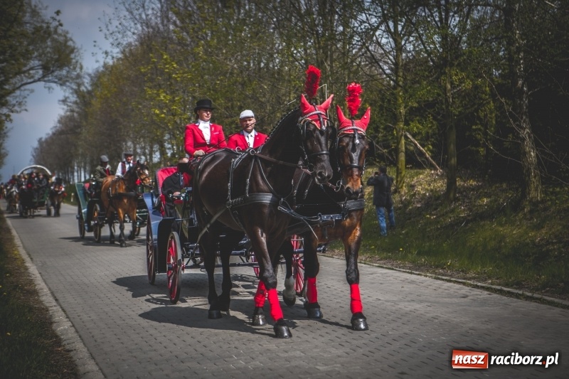 Zdjęcie w galerii na portalu naszraciborz.pl: Procesja konna w Pietrowicach Wielkich z premierem na pokładzie [FOTO i WIDEO] wiadomości z regionu