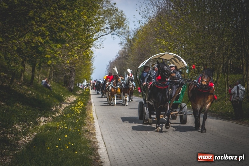 Zdjęcie w galerii na portalu naszraciborz.pl: Procesja konna w Pietrowicach Wielkich z premierem na pokładzie [FOTO i WIDEO] wiadomości z regionu