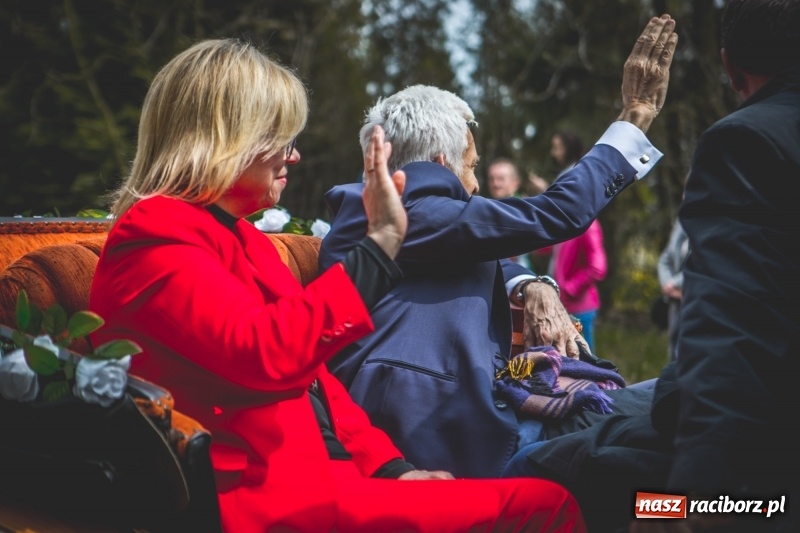 Zdjęcie w galerii na portalu naszraciborz.pl: Procesja konna w Pietrowicach Wielkich z premierem na pokładzie [FOTO i WIDEO] wiadomości z regionu