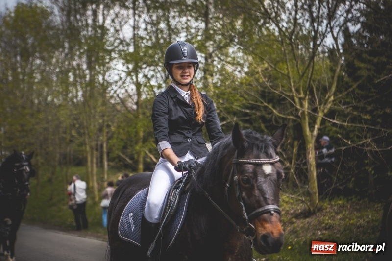 Zdjęcie w galerii na portalu naszraciborz.pl: Procesja konna w Pietrowicach Wielkich z premierem na pokładzie [FOTO i WIDEO] wiadomości z regionu