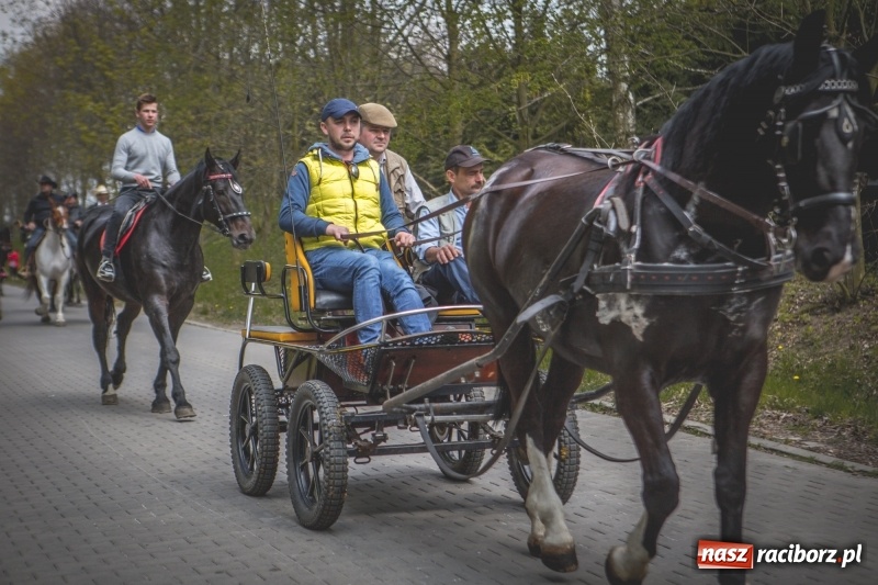 Zdjęcie w galerii na portalu naszraciborz.pl: Procesja konna w Pietrowicach Wielkich z premierem na pokładzie [FOTO i WIDEO] wiadomości z regionu