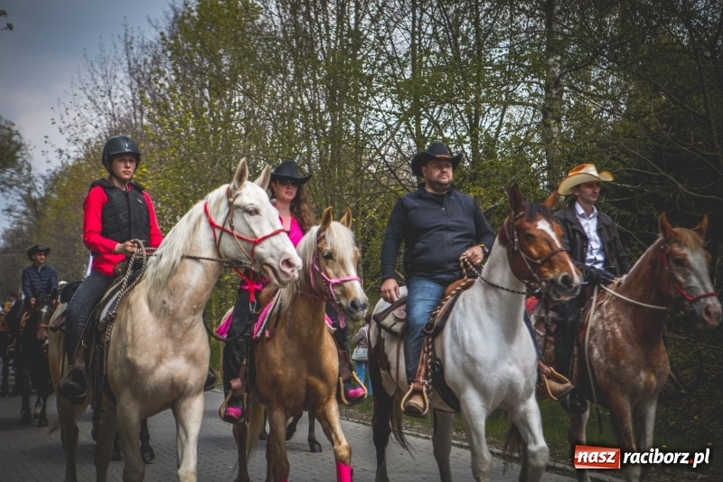 Zdjęcie w galerii na portalu naszraciborz.pl: Procesja konna w Pietrowicach Wielkich z premierem na pokładzie [FOTO i WIDEO] wiadomości z regionu