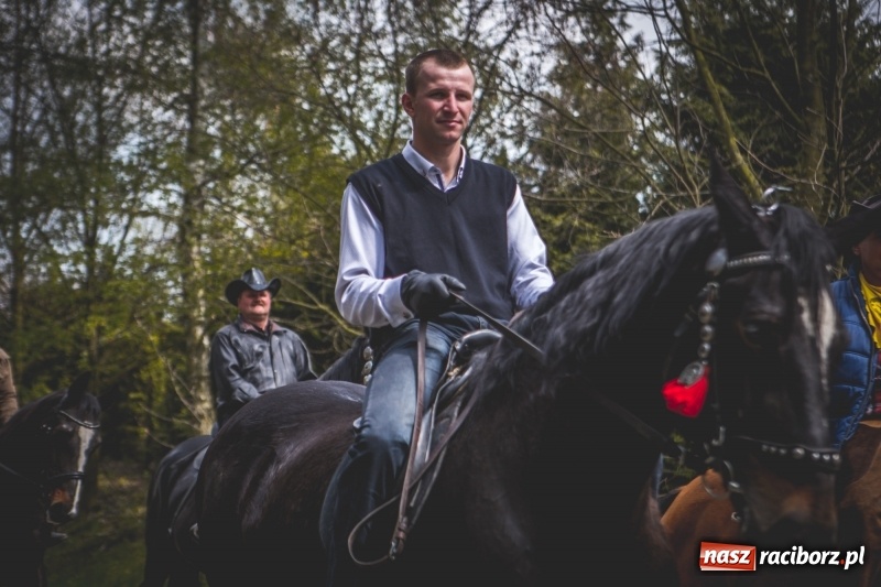 Zdjęcie w galerii na portalu naszraciborz.pl: Procesja konna w Pietrowicach Wielkich z premierem na pokładzie [FOTO i WIDEO] wiadomości z regionu