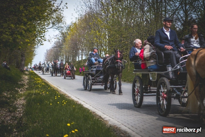 Zdjęcie w galerii na portalu naszraciborz.pl: Procesja konna w Pietrowicach Wielkich z premierem na pokładzie [FOTO i WIDEO] wiadomości z regionu