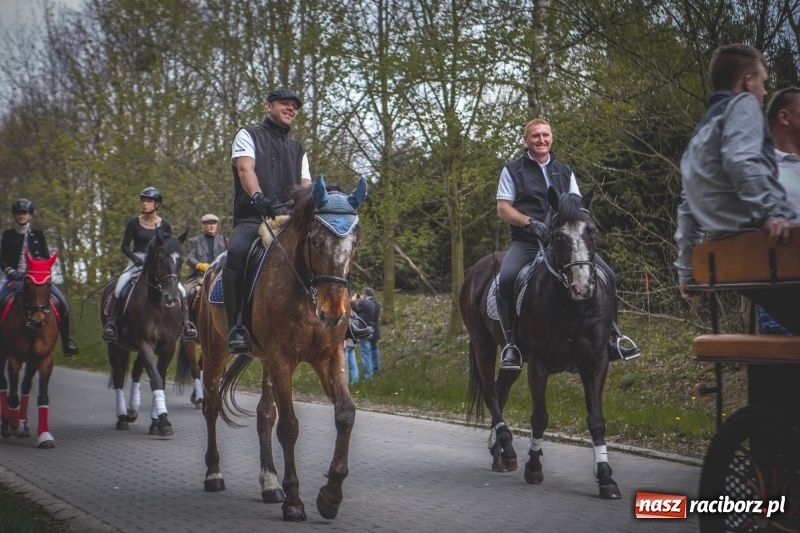 Zdjęcie w galerii na portalu naszraciborz.pl: Procesja konna w Pietrowicach Wielkich z premierem na pokładzie [FOTO i WIDEO] wiadomości z regionu