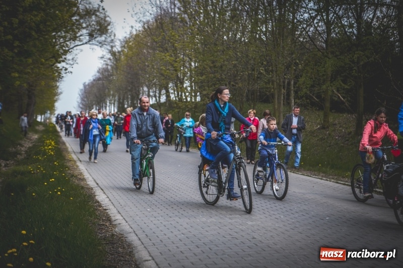 Zdjęcie w galerii na portalu naszraciborz.pl: Procesja konna w Pietrowicach Wielkich z premierem na pokładzie [FOTO i WIDEO] wiadomości z regionu