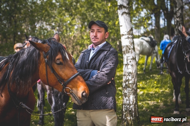 Zdjęcie w galerii na portalu naszraciborz.pl: Procesja konna w Pietrowicach Wielkich z premierem na pokładzie [FOTO i WIDEO] wiadomości z regionu