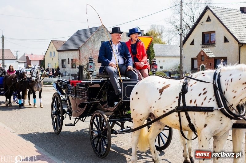 Zdjęcie w galerii na portalu naszraciborz.pl: Procesja w Sudole. Groźny upadek na początek wyścigów [FOTO] wiadomości z regionu
