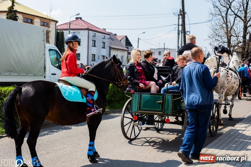 Zdjęcie w galerii na portalu naszraciborz.pl: Procesja w Sudole. Groźny upadek na początek wyścigów [FOTO] wiadomości z regionu