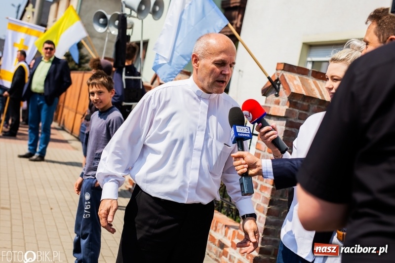 Zdjęcie w galerii na portalu naszraciborz.pl: Procesja w Sudole. Groźny upadek na początek wyścigów [FOTO] wiadomości z regionu