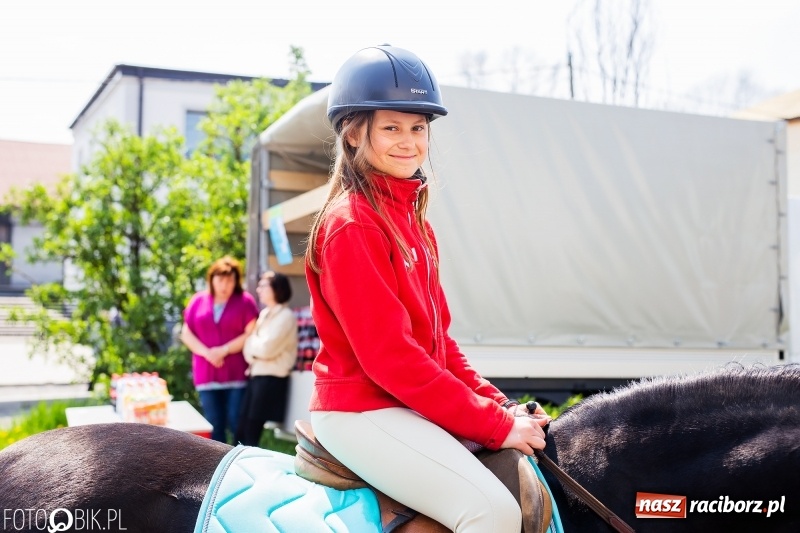 Zdjęcie w galerii na portalu naszraciborz.pl: Procesja w Sudole. Groźny upadek na początek wyścigów [FOTO] wiadomości z regionu