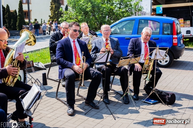 Zdjęcie w galerii na portalu naszraciborz.pl: Procesja w Sudole. Groźny upadek na początek wyścigów [FOTO] wiadomości z regionu