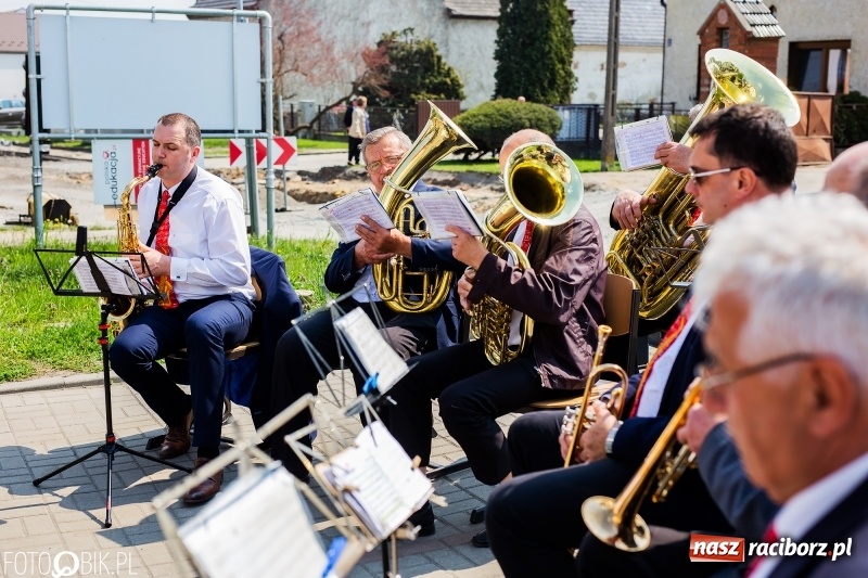 Zdjęcie w galerii na portalu naszraciborz.pl: Procesja w Sudole. Groźny upadek na początek wyścigów [FOTO] wiadomości z regionu