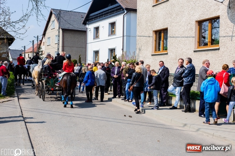 Zdjęcie w galerii na portalu naszraciborz.pl: Procesja w Sudole. Groźny upadek na początek wyścigów [FOTO] wiadomości z regionu
