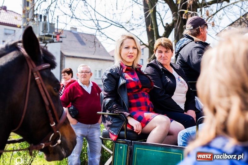 Zdjęcie w galerii na portalu naszraciborz.pl: Procesja w Sudole. Groźny upadek na początek wyścigów [FOTO] wiadomości z regionu