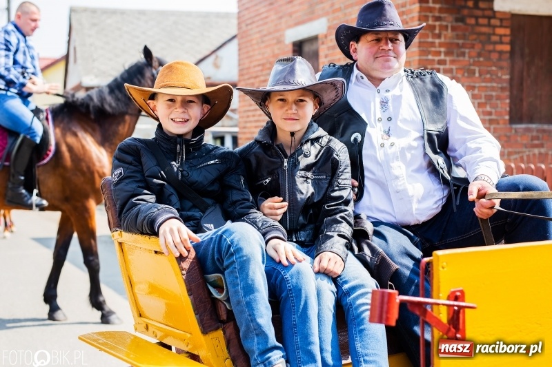 Zdjęcie w galerii na portalu naszraciborz.pl: Procesja w Sudole. Groźny upadek na początek wyścigów [FOTO] wiadomości z regionu