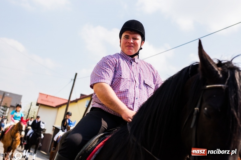 Zdjęcie w galerii na portalu naszraciborz.pl: Procesja w Sudole. Groźny upadek na początek wyścigów [FOTO] wiadomości z regionu