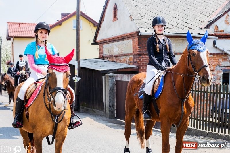 Zdjęcie w galerii na portalu naszraciborz.pl: Procesja w Sudole. Groźny upadek na początek wyścigów [FOTO] wiadomości z regionu
