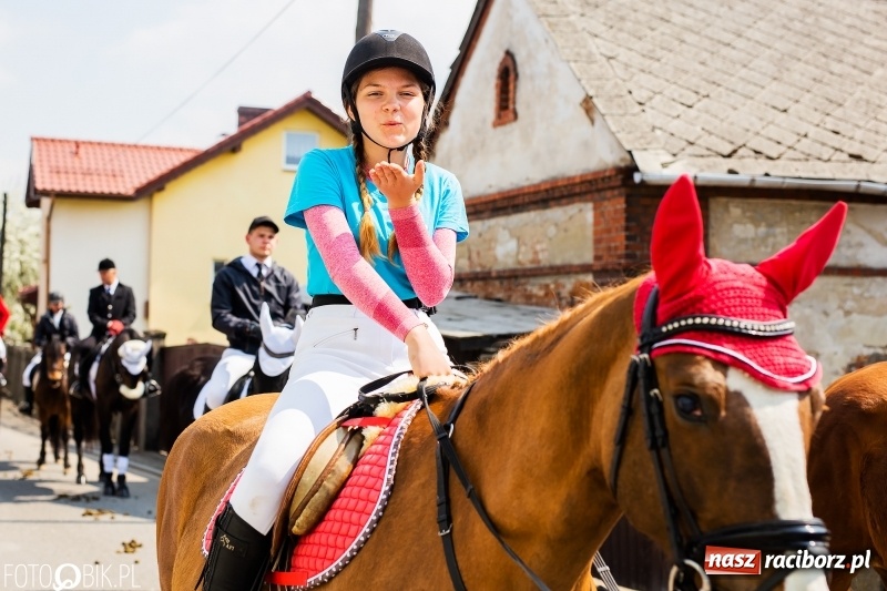 Zdjęcie w galerii na portalu naszraciborz.pl: Procesja w Sudole. Groźny upadek na początek wyścigów [FOTO] wiadomości z regionu