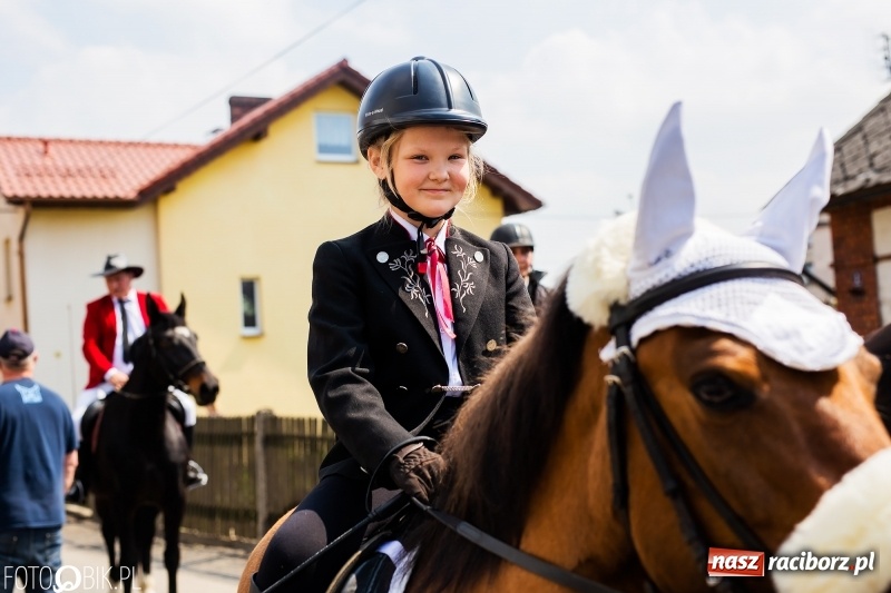 Zdjęcie w galerii na portalu naszraciborz.pl: Procesja w Sudole. Groźny upadek na początek wyścigów [FOTO] wiadomości z regionu