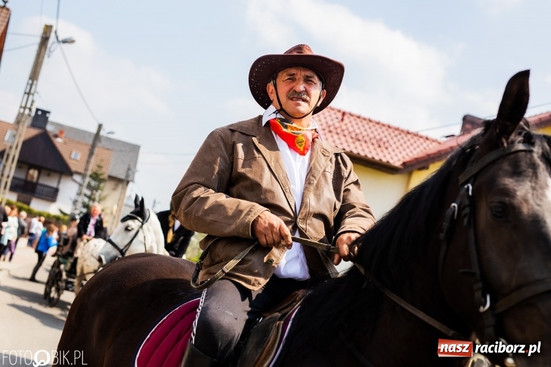 Zdjęcie w galerii na portalu naszraciborz.pl: Procesja w Sudole. Groźny upadek na początek wyścigów [FOTO] wiadomości z regionu