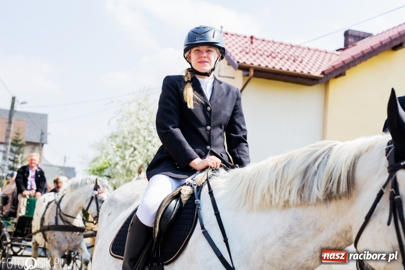 Zdjęcie w galerii na portalu naszraciborz.pl: Procesja w Sudole. Groźny upadek na początek wyścigów [FOTO] wiadomości z regionu