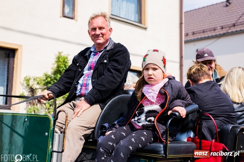 Zdjęcie w galerii na portalu naszraciborz.pl: Procesja w Sudole. Groźny upadek na początek wyścigów [FOTO] wiadomości z regionu