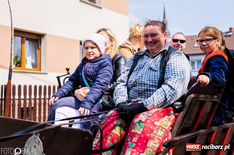 Zdjęcie w galerii na portalu naszraciborz.pl: Procesja w Sudole. Groźny upadek na początek wyścigów [FOTO] wiadomości z regionu