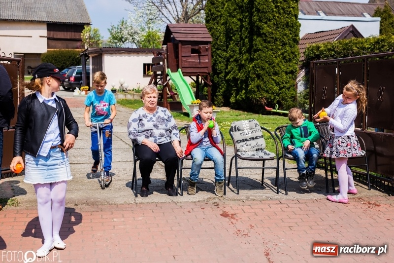 Zdjęcie w galerii na portalu naszraciborz.pl: Procesja w Sudole. Groźny upadek na początek wyścigów [FOTO] wiadomości z regionu
