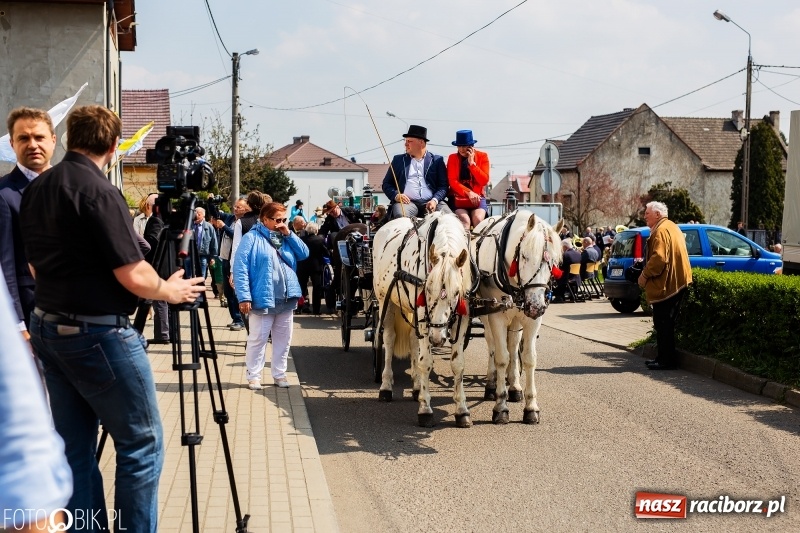 Zdjęcie w galerii na portalu naszraciborz.pl: Procesja w Sudole. Groźny upadek na początek wyścigów [FOTO] wiadomości z regionu