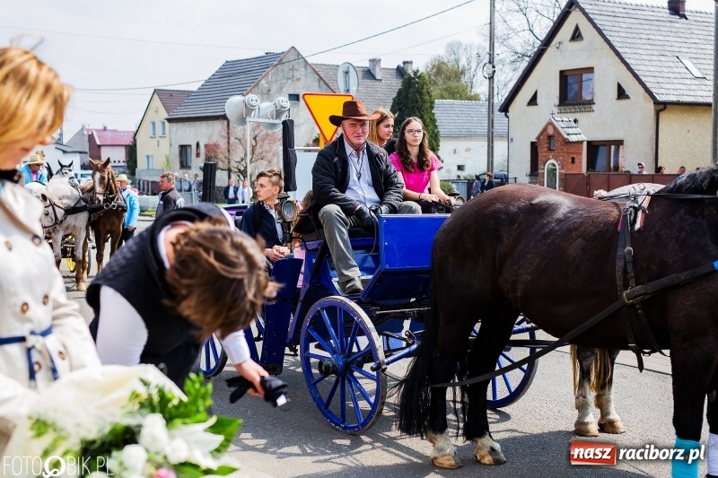 Zdjęcie w galerii na portalu naszraciborz.pl: Procesja w Sudole. Groźny upadek na początek wyścigów [FOTO] wiadomości z regionu