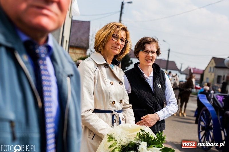 Zdjęcie w galerii na portalu naszraciborz.pl: Procesja w Sudole. Groźny upadek na początek wyścigów [FOTO] wiadomości z regionu