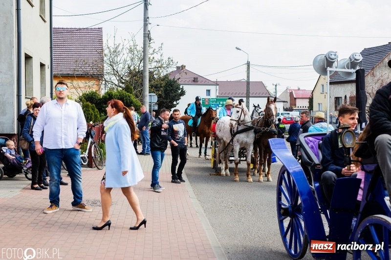 Zdjęcie w galerii na portalu naszraciborz.pl: Procesja w Sudole. Groźny upadek na początek wyścigów [FOTO] wiadomości z regionu