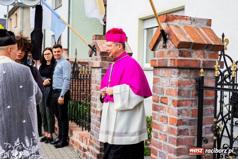 Zdjęcie w galerii na portalu naszraciborz.pl: Procesja w Sudole. Groźny upadek na początek wyścigów [FOTO] wiadomości z regionu