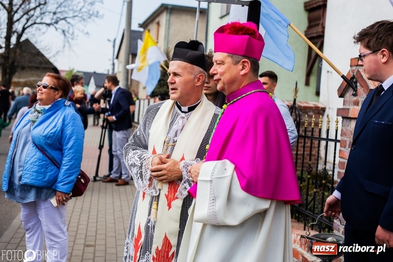 Zdjęcie w galerii na portalu naszraciborz.pl: Procesja w Sudole. Groźny upadek na początek wyścigów [FOTO] wiadomości z regionu