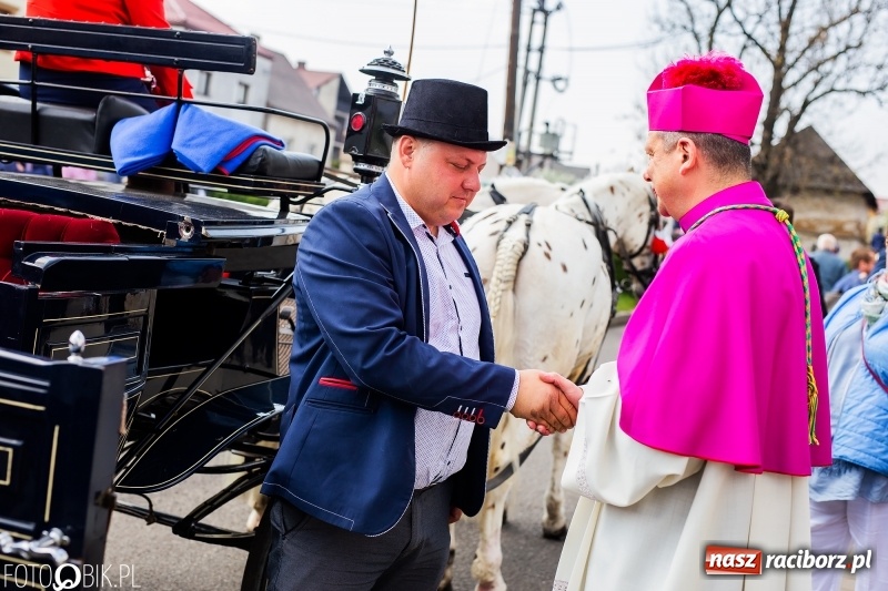 Zdjęcie w galerii na portalu naszraciborz.pl: Procesja w Sudole. Groźny upadek na początek wyścigów [FOTO] wiadomości z regionu