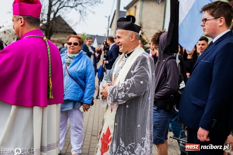 Zdjęcie w galerii na portalu naszraciborz.pl: Procesja w Sudole. Groźny upadek na początek wyścigów [FOTO] wiadomości z regionu
