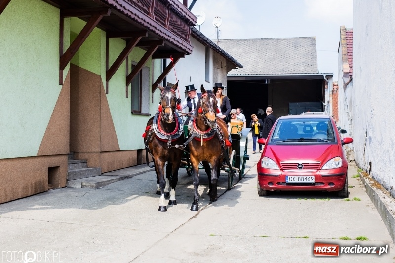 Zdjęcie w galerii na portalu naszraciborz.pl: Procesja w Sudole. Groźny upadek na początek wyścigów [FOTO] wiadomości z regionu