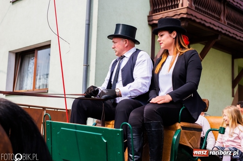 Zdjęcie w galerii na portalu naszraciborz.pl: Procesja w Sudole. Groźny upadek na początek wyścigów [FOTO] wiadomości z regionu