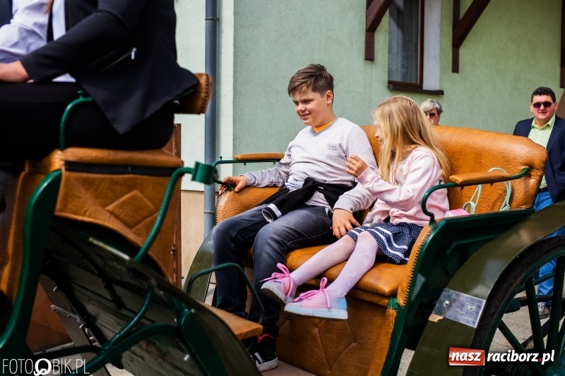 Zdjęcie w galerii na portalu naszraciborz.pl: Procesja w Sudole. Groźny upadek na początek wyścigów [FOTO] wiadomości z regionu