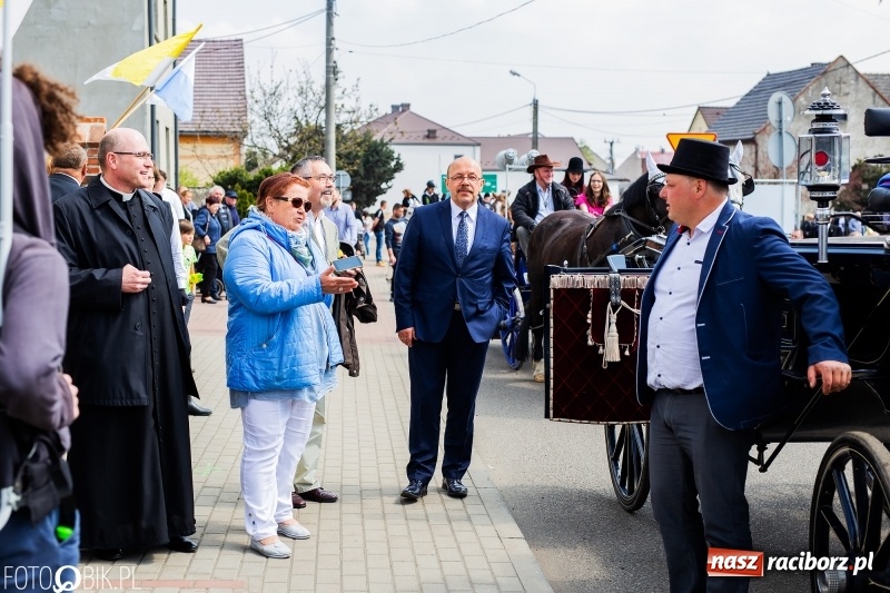 Zdjęcie w galerii na portalu naszraciborz.pl: Procesja w Sudole. Groźny upadek na początek wyścigów [FOTO] wiadomości z regionu