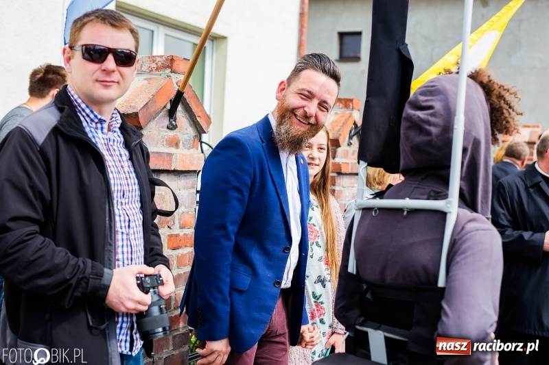 Zdjęcie w galerii na portalu naszraciborz.pl: Procesja w Sudole. Groźny upadek na początek wyścigów [FOTO] wiadomości z regionu