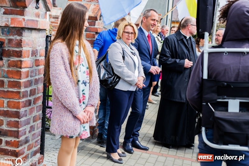 Zdjęcie w galerii na portalu naszraciborz.pl: Procesja w Sudole. Groźny upadek na początek wyścigów [FOTO] wiadomości z regionu