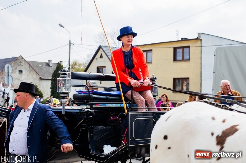 Zdjęcie w galerii na portalu naszraciborz.pl: Procesja w Sudole. Groźny upadek na początek wyścigów [FOTO] wiadomości z regionu