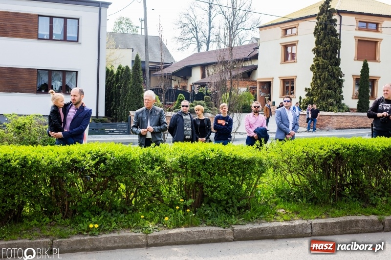 Zdjęcie w galerii na portalu naszraciborz.pl: Procesja w Sudole. Groźny upadek na początek wyścigów [FOTO] wiadomości z regionu