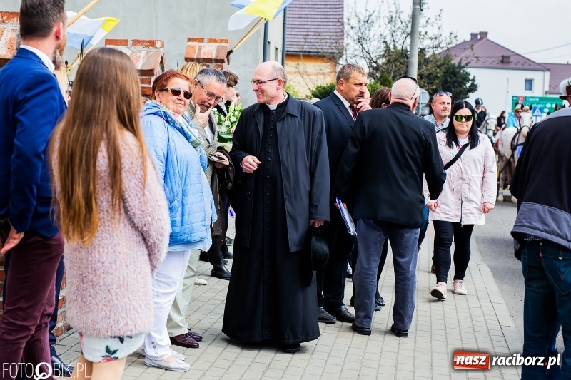 Zdjęcie w galerii na portalu naszraciborz.pl: Procesja w Sudole. Groźny upadek na początek wyścigów [FOTO] wiadomości z regionu