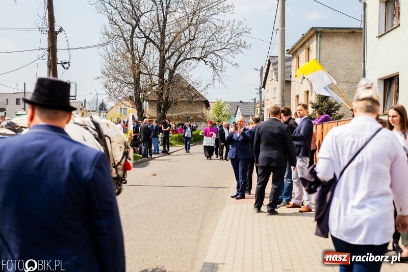 Zdjęcie w galerii na portalu naszraciborz.pl: Procesja w Sudole. Groźny upadek na początek wyścigów [FOTO] wiadomości z regionu