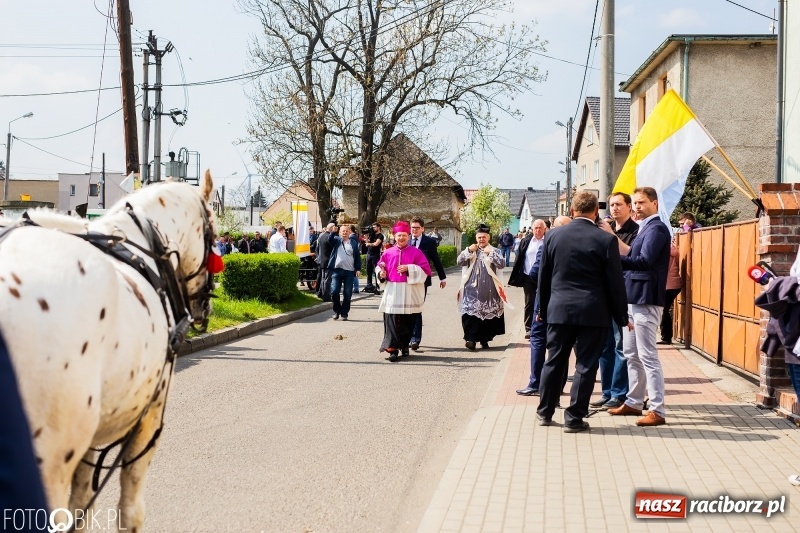 Zdjęcie w galerii na portalu naszraciborz.pl: Procesja w Sudole. Groźny upadek na początek wyścigów [FOTO] wiadomości z regionu
